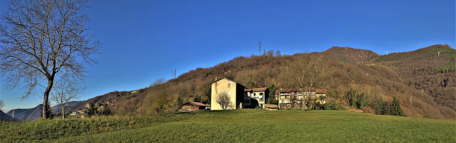 Sui prati di Padronecco (545 m) con vista verso il percorso di salita allo Zucco